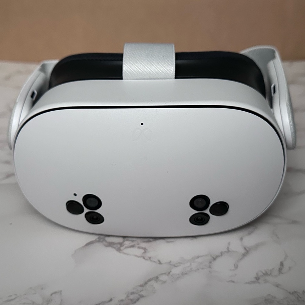 Meta Quest 3S VR Headset with Controllers *includes Batman Arkham Shadow game - Picture 2 of 10